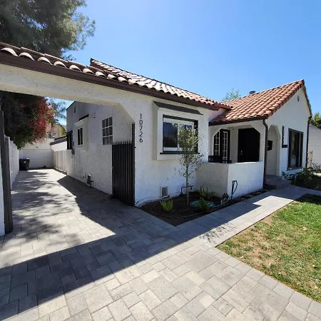 Luxurious Studio City Home-3